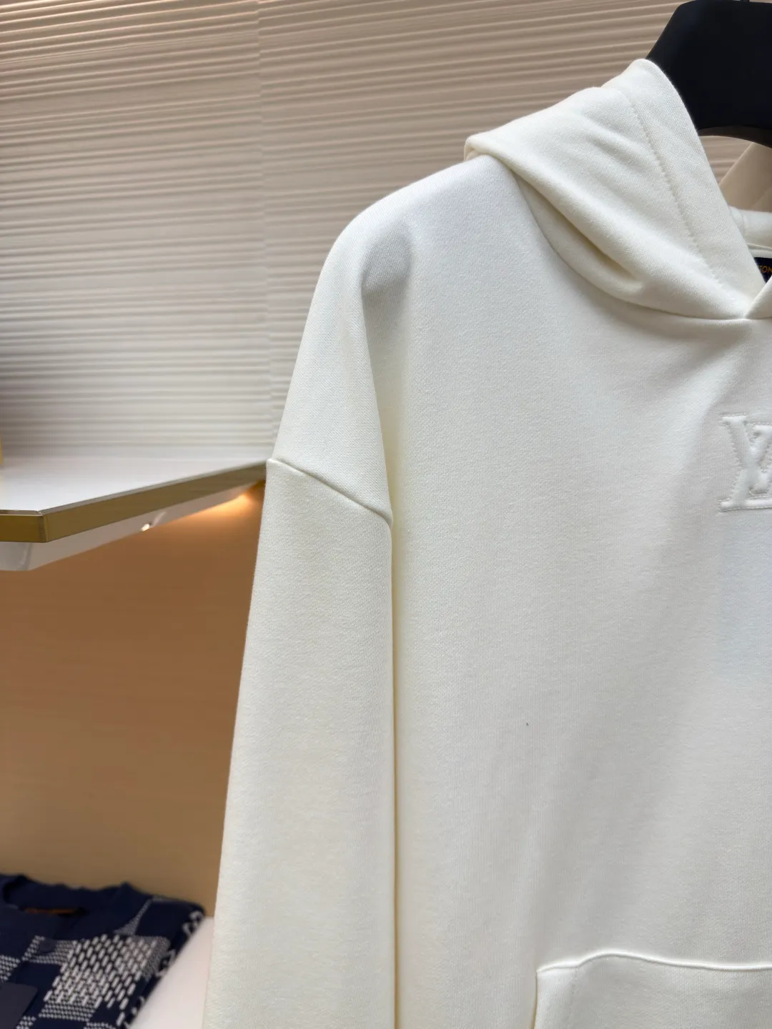 LOUIS VUITTON logo embossed hoodie ●Authentic product: 9300 purchase and development ●Item number: 1680242-A70 ●Fabric: pure cotton sweatshirt velvet fabric ●Technology: embossed production ●Version: fitted version ●Weight: about 780 grams ●Size: S-M-L-XL ●Description: Customized original white cloud-like skin-friendly pure cotton sweatshirt velvet, dressed in pure white, which is a symbol of purity and elegance The iconic LV logo is embossed at the bottom of the collar. The slightly raised texture is enough to highlight the noble status of the wearer. It is simple yet elegant and has a hidden luxury charm. It shines in the details. Enjoy the new luxury fashion. The infrared rays of imported special machines are used to locate the "LV Logo" to achieve a more accurate position and secure the stone. Stamping and filling technology is used to make a 1:1 size/pattern mold according to the original version, and then stamped at low temperature. After molding, it is filled with foam cotton with good cushioning performance and sealed using a hot melt glue gun. The texture is fine and the shape is full, which enhances the visual impact. The workmanship is complicated and cumbersome. Adopt imported machine embroidery technology, use advanced computer control systems and precision mechanical components to achieve LV logo outline embroidery operations with high precision. The lines are smooth and delicate, and the fabrics have been washed. It has a better hand feel and texture, is not easy to deform, is not easy to shrink, is not easy to fade, and maintains long-term beauty. The overall wiring is straight and delicate, the fabric is comfortable and soft, and the color is consistent without color difference. It can be matched with the same style to create a fashionable look and control various occasions. Customized accessories, complete with three standards, same style for men and women!